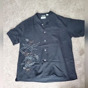 Men's Black button up embroidered t-shirt. Size large.